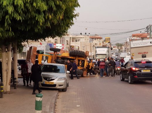 انقلاب جرافة على سيارات في الشارع الرئيسي في الطيرة 