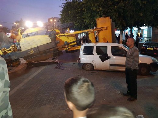 انقلاب جرافة على سيارات في الشارع الرئيسي في الطيرة 