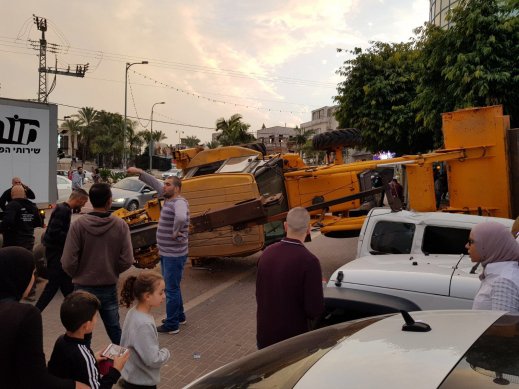 انقلاب جرافة على سيارات في الشارع الرئيسي في الطيرة 