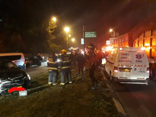 اصابة شخصين بجراح خطيرة ومتوسطة بحادث طرق
