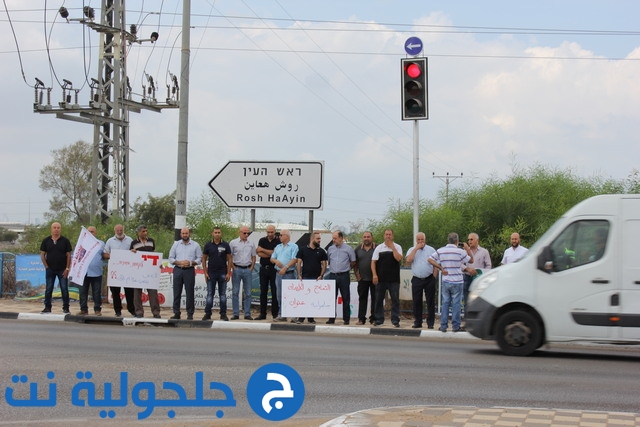 وقفة احتجاجية على مفترق جلجولية بعد اطلاق النار على منزل مديرة الثانوية 