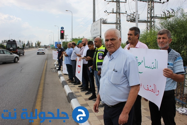 وقفة احتجاجية على مفترق جلجولية بعد اطلاق النار على منزل مديرة الثانوية 