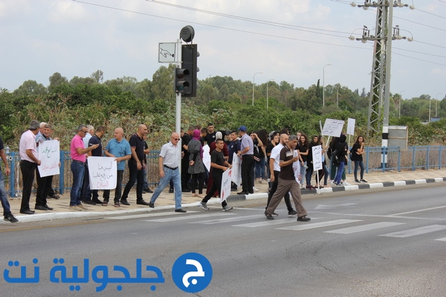 وقفة احتجاجية على مفترق جلجولية بعد اطلاق النار على منزل مديرة الثانوية 