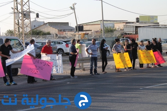 الطيبة: متظاهرون يغلقون مدخل الشرطة إحتجاجا على جرائم القتل