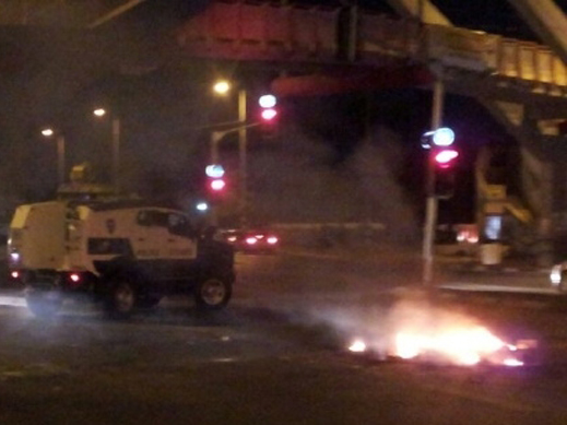 الطيبة: حرق إطارات سيارات ومواجهات بين الشرطة والمواطنين وحملة إعتقالات