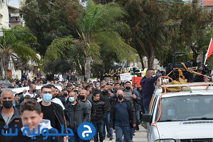 الالاف يتظاهرون في جلجولية احتجاجًا على مقتل الطالب محمد عدس