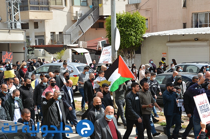 الالاف يتظاهرون في جلجولية احتجاجًا على مقتل الطالب محمد عدس