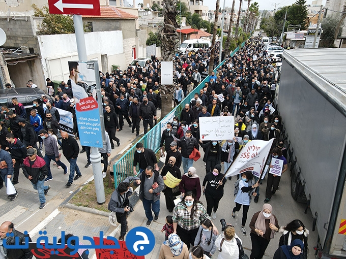 الالاف يتظاهرون في جلجولية احتجاجًا على مقتل الطالب محمد عدس