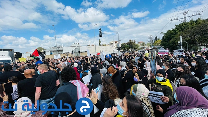 الالاف يتظاهرون في جلجولية احتجاجًا على مقتل الطالب محمد عدس