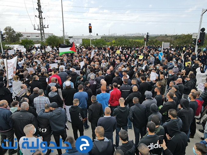 الالاف يتظاهرون في جلجولية احتجاجًا على مقتل الطالب محمد عدس