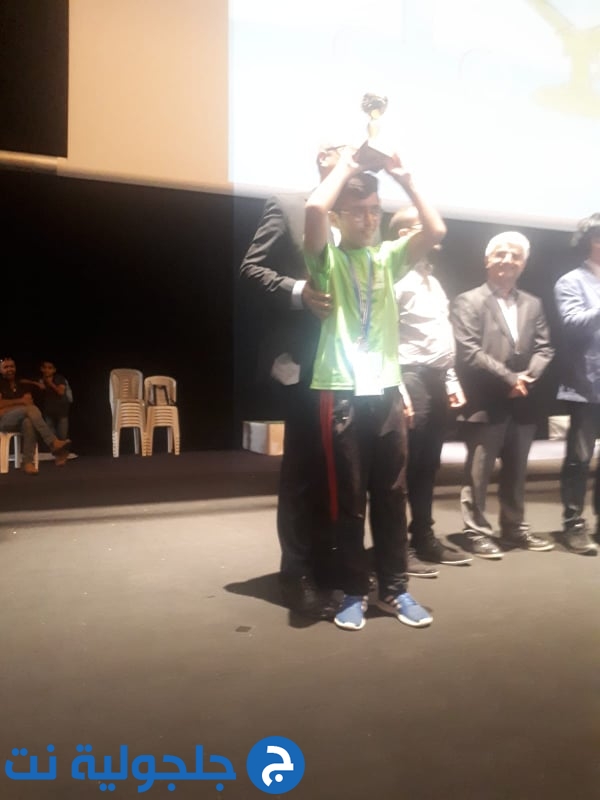 الطالب عبد الناصر حجلة يحصل على جائزتين في مسابقة الروبوتيكا في تل ابيب