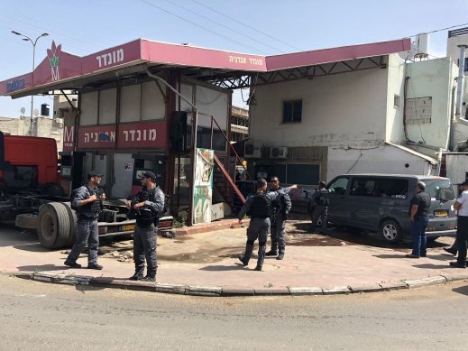 مداهمة محطة وقود واعتقال مشتبهين وتغريم صاحبها
