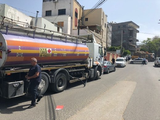مداهمة محطة وقود واعتقال مشتبهين وتغريم صاحبها