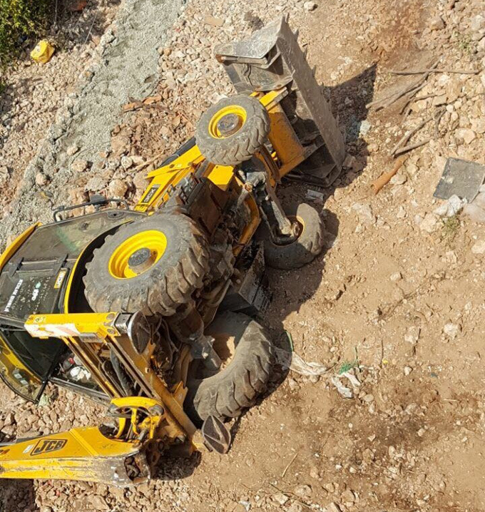 إصابة رجل بجراح خطيرة جراء انقلاب جرافة 