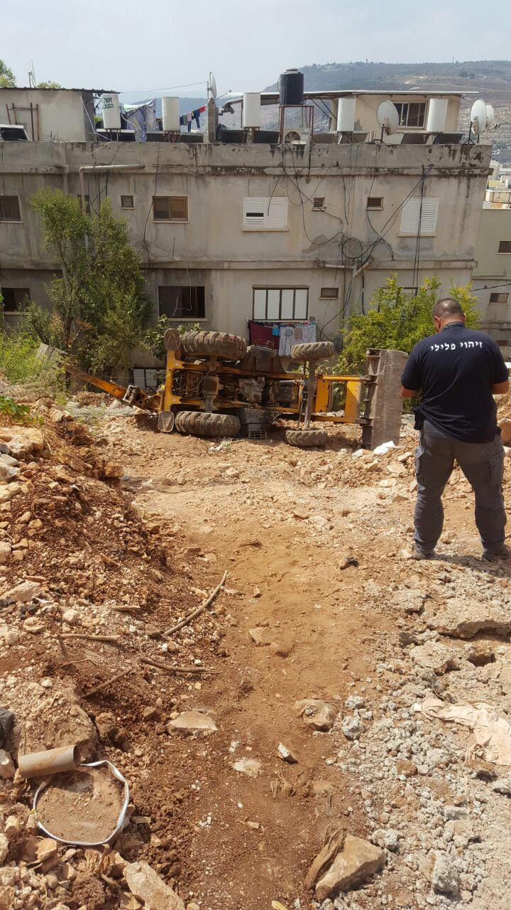 إصابة رجل بجراح خطيرة جراء انقلاب جرافة 