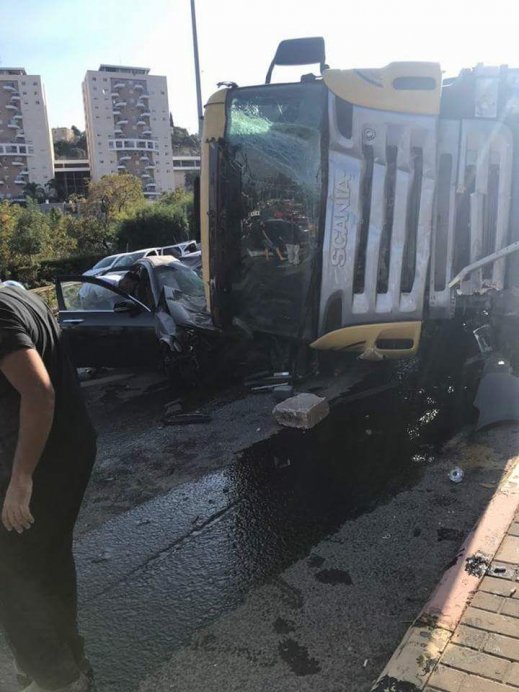 إصابة 3 أشخاص بينهم اثنان بجراح خطيرة في حادث طرق