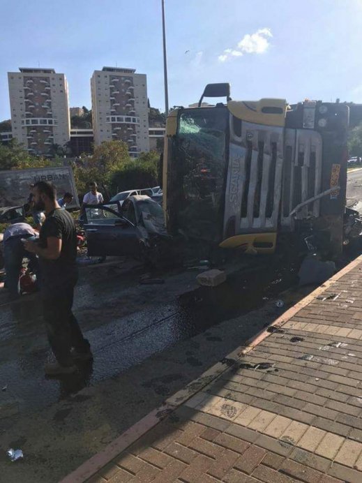 إصابة 3 أشخاص بينهم اثنان بجراح خطيرة في حادث طرق