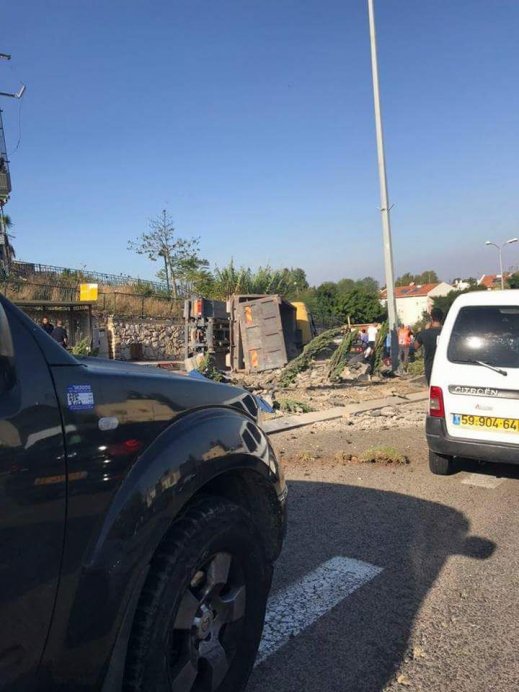 إصابة 3 أشخاص بينهم اثنان بجراح خطيرة في حادث طرق