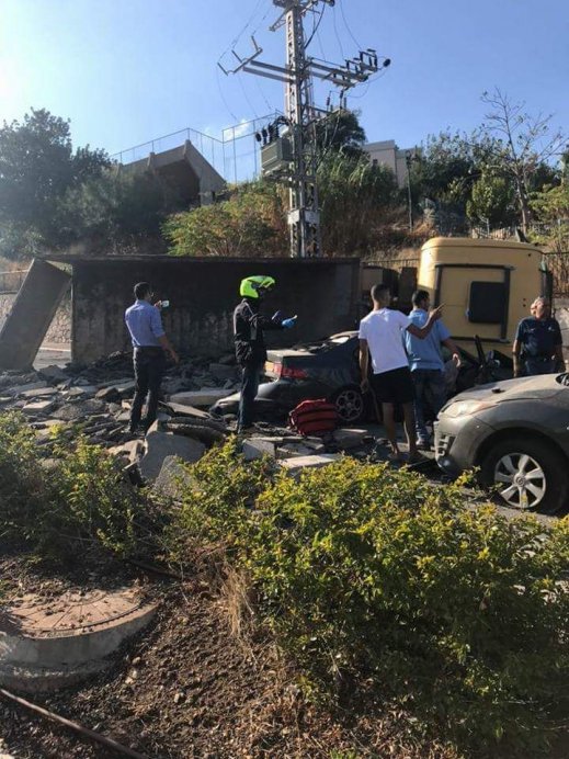 إصابة 3 أشخاص بينهم اثنان بجراح خطيرة في حادث طرق