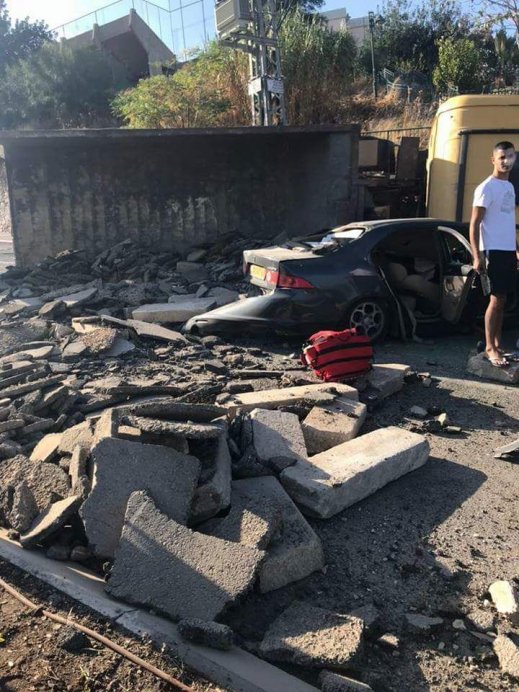 إصابة 3 أشخاص بينهم اثنان بجراح خطيرة في حادث طرق