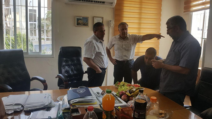 رئيس بلدية كفر قاسم عادل بدير يلتقي كايد ظاهر لبحث سبل التعاون مع سلطة الاطفاء.