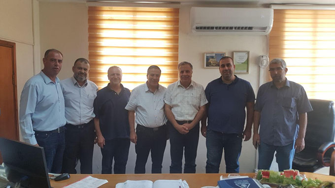 رئيس بلدية كفر قاسم عادل بدير يلتقي كايد ظاهر لبحث سبل التعاون مع سلطة الاطفاء.