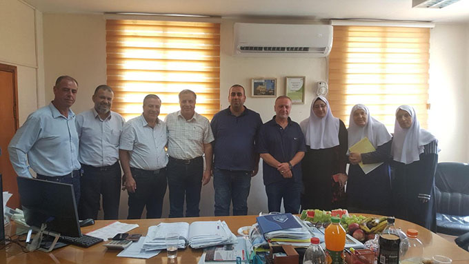 رئيس بلدية كفر قاسم عادل بدير يلتقي كايد ظاهر لبحث سبل التعاون مع سلطة الاطفاء.