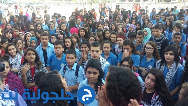 طلاب سخنين يرفعون أعلام فلسطين تضامنا مع الأقصى