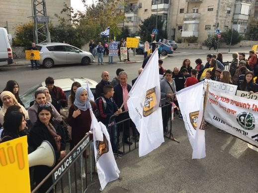 أهالي طرعان يتظاهرون أمام مكاتب مجلس التخطيط في القدس 