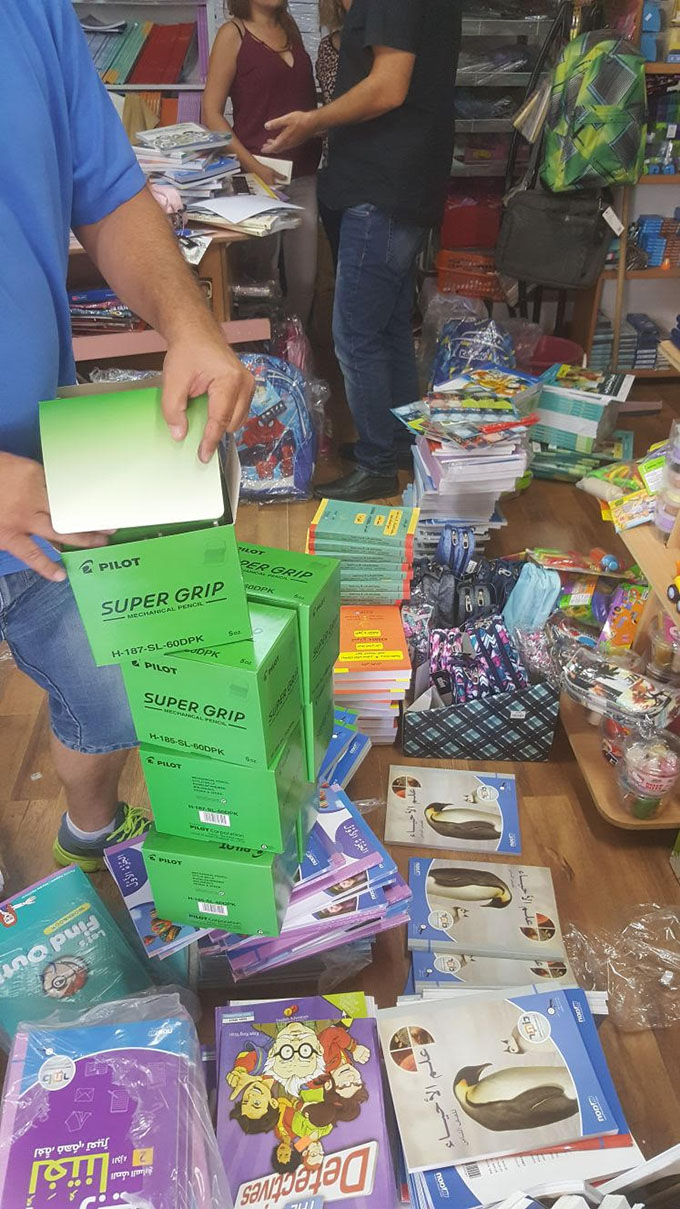 ضبط كتب وقرطاسية مزيفة وتوقيف مشتبه
