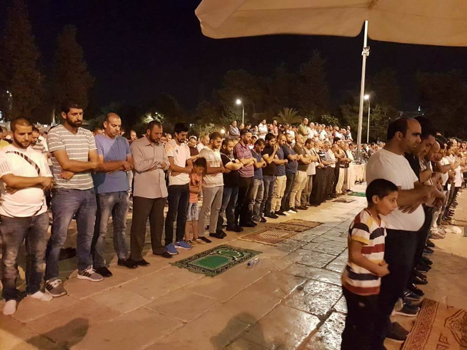 الالاف يؤدون صلاة المغرب والعشاء داخل الاقصى وخارجه