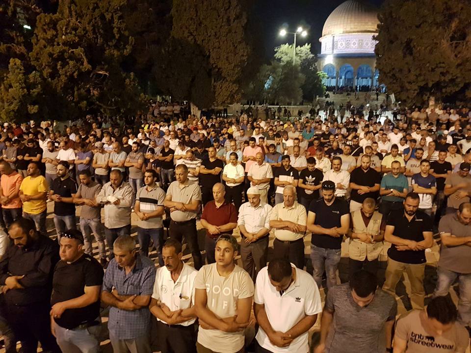 الالاف يؤدون صلاة المغرب والعشاء داخل الاقصى وخارجه