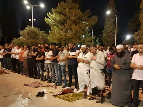الالاف يؤدون صلاة المغرب والعشاء داخل الاقصى وخارجه