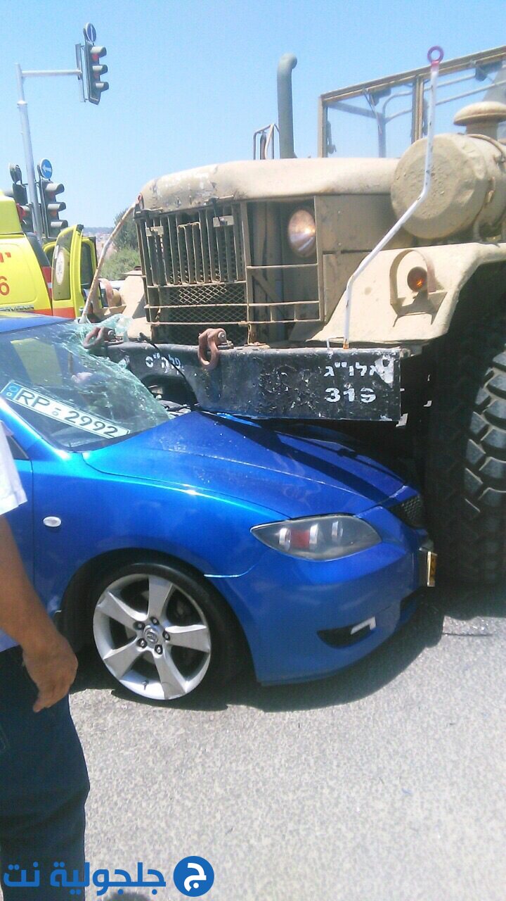 حادث طرق بين سيارة خصوصيه وشاحنة لنقل الجنود و 4 اصابات متفاوتة