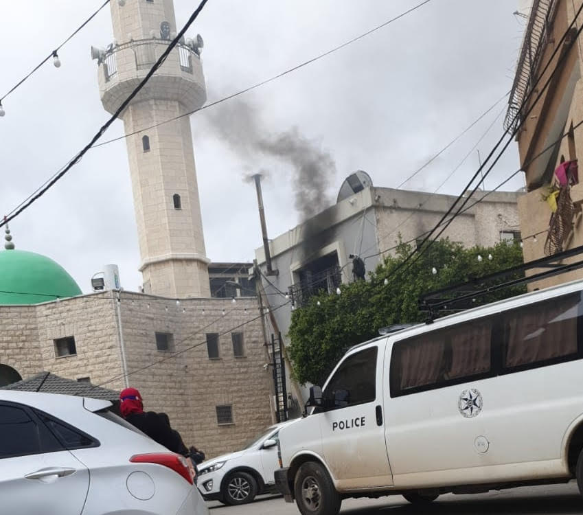 الشرطة: رجل اشعل النار بمنزله في مجد الكروم بعد الحضور للتفتيش عن مخدرات
