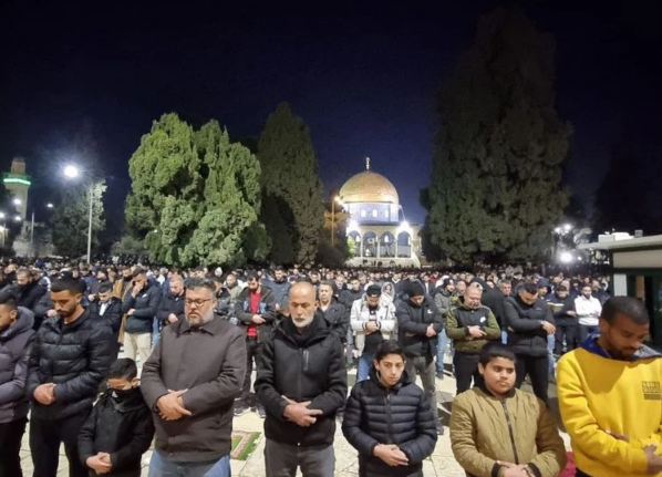 أكثر من 70 ألف مصل يؤدون صلاتي العشاء والتراويح في رحاب المسجد الأقصى