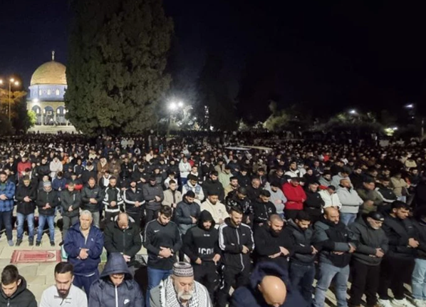 أكثر من 70 ألف مصل يؤدون صلاتي العشاء والتراويح في رحاب المسجد الأقصى