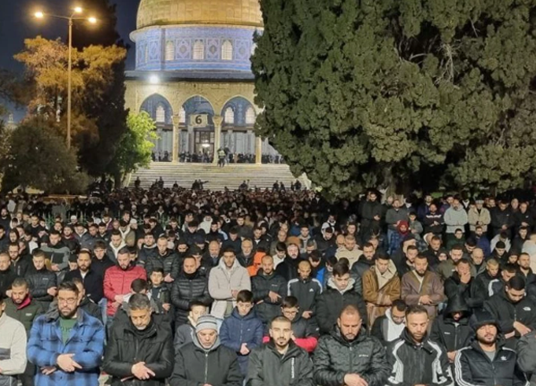 أكثر من 70 ألف مصل يؤدون صلاتي العشاء والتراويح في رحاب المسجد الأقصى