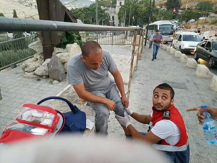 مواجهات قرب باب الأسباط وأنباء عن إصابة د.مصطفى البرغوثي