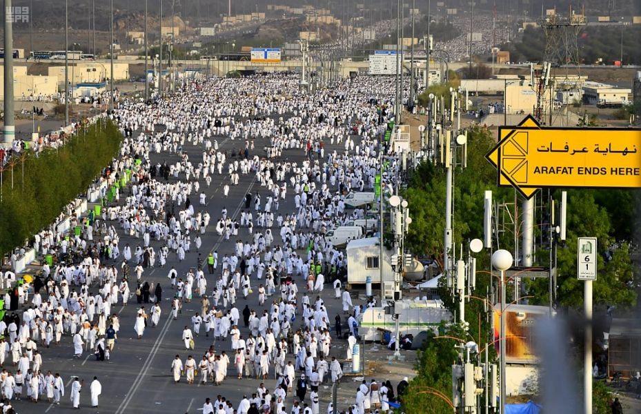 الحجاج يبدؤون الصعود إلى عرفات بعد المبيت في منى