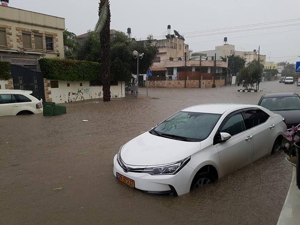مياه الامطار تغمر سيارات في قلنسوة بعد غرق شارع صلاح الدين