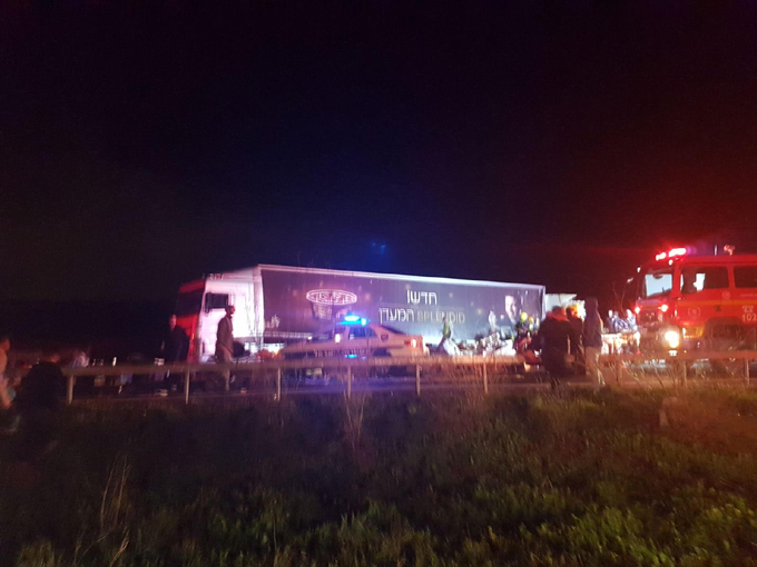 إصابة خطيرة لسائق بحادث بين شاحنتين على شارع 6