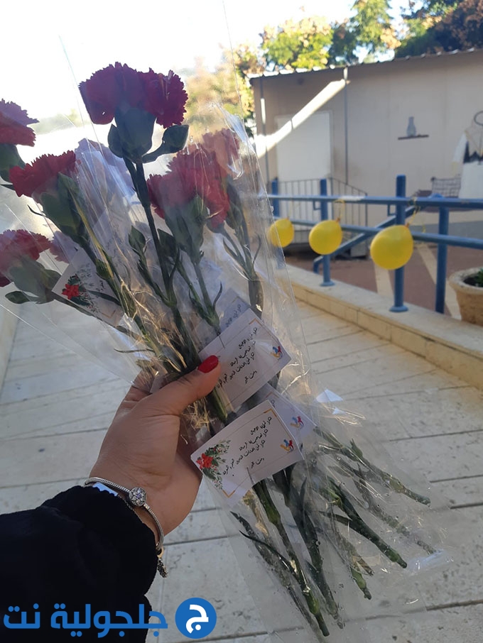 رابطة أكاديميي جلجولية بتوزع الورود في كافة مدارس جلجولية
