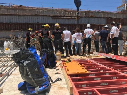سقوط عاملين داخل حفرة في ورشة بناء وحالة احدهما خطيرة