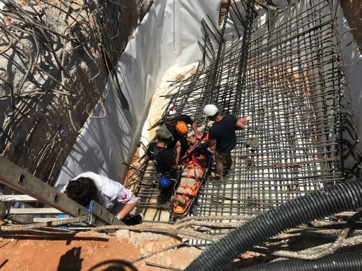 سقوط عاملين داخل حفرة في ورشة بناء وحالة احدهما خطيرة