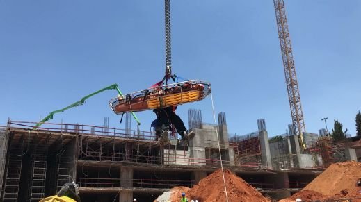 سقوط عاملين داخل حفرة في ورشة بناء وحالة احدهما خطيرة