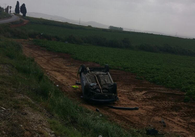 اصابة شابة بجروح طفيفة بعد انقلاب سيارتها