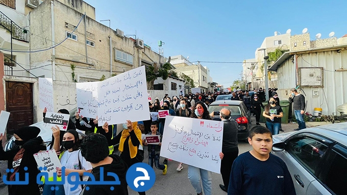 المئات من اهالي جلجولية يتظاهروا ضد الجريمة على مدخل القرية 