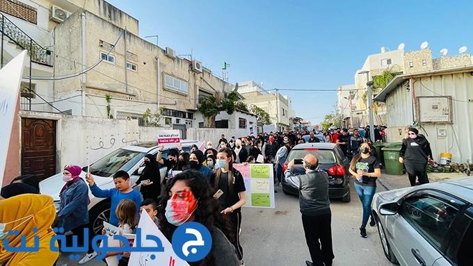 المئات من اهالي جلجولية يتظاهروا ضد الجريمة على مدخل القرية 