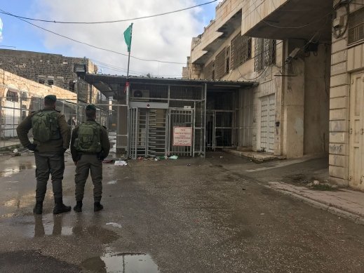 اعتقال مشتبهة فلسطينية بعد ضبط سكينين
